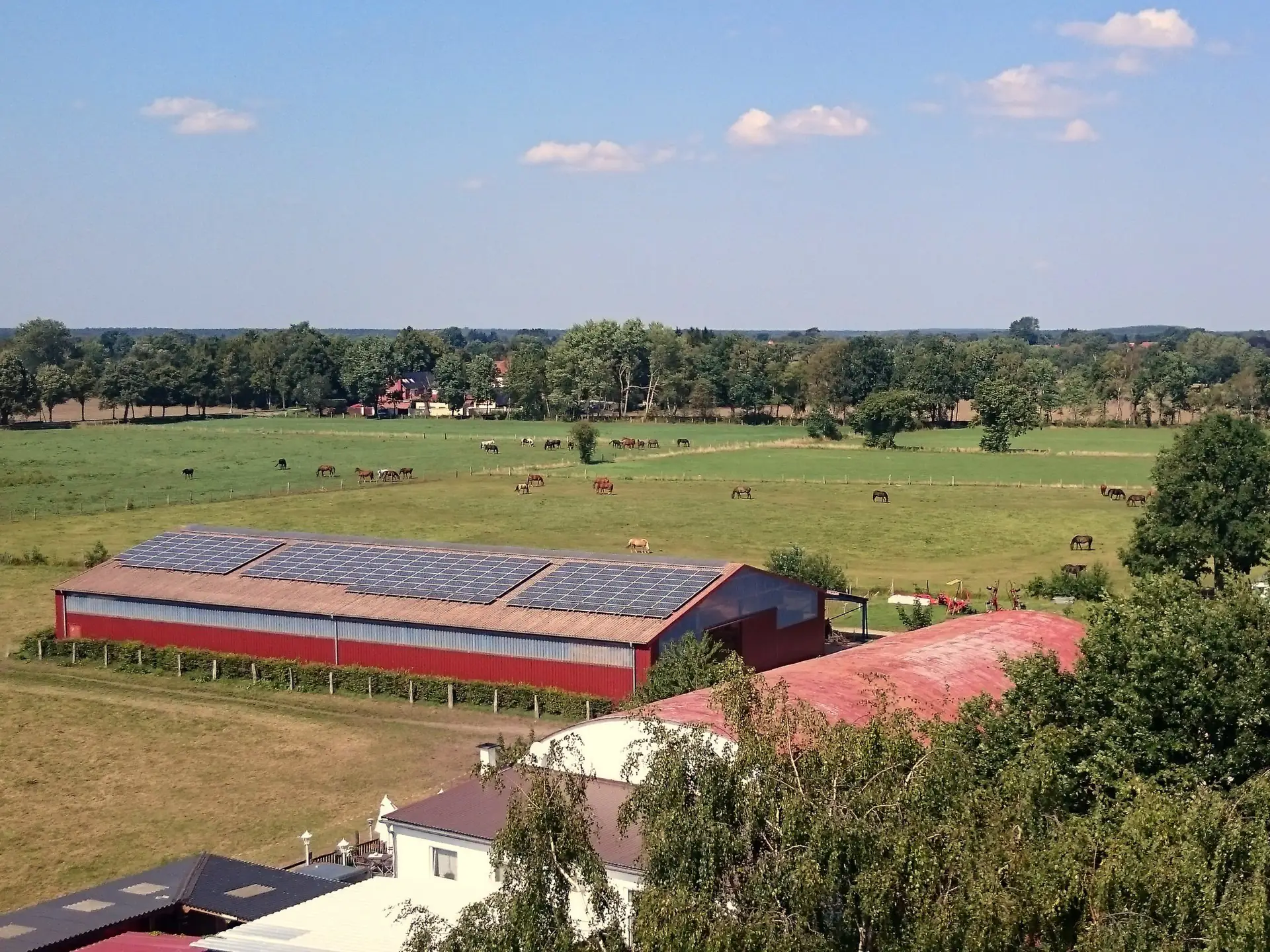 Luftbild des Hofs: Reithalle, Stallungen und die angrenzenden Wiesen in Garbsen-Stelingen