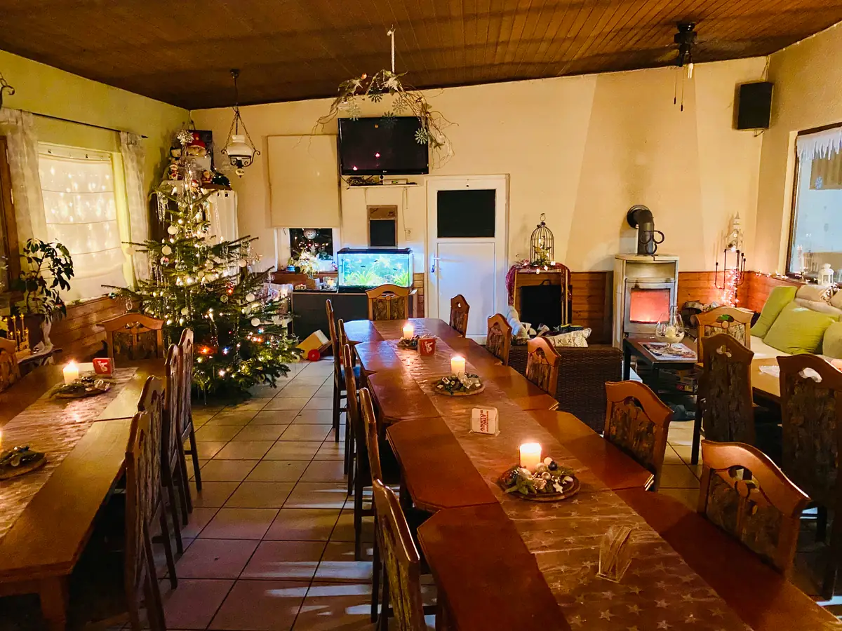 Reiterstübchen mit langer Tafel und Kamin