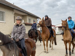 Glückliche Reiterinnen beim Pferdehof Pensionspferdebetrieb Less